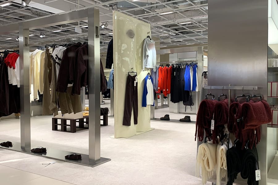 Rails and display wall in the shop-in-shop