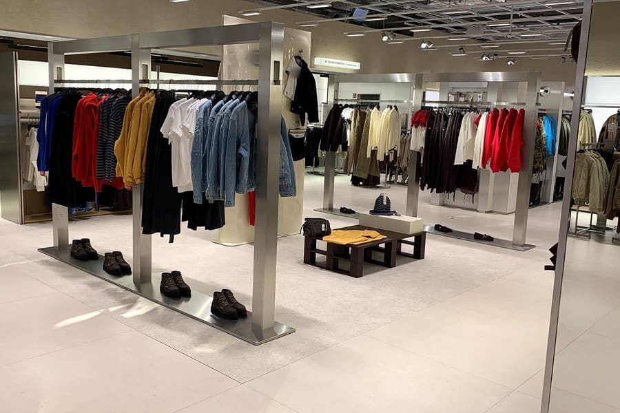 Shop-in-shop floor with rails and table